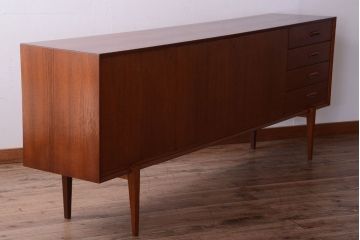 ビンテージ　北欧家具　チーク材のおしゃれな脚付きサイドボード(収納棚)