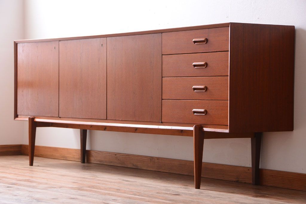 ビンテージ　北欧家具　チーク材のおしゃれな脚付きサイドボード(収納棚)