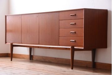 ビンテージ　北欧家具　チーク材のおしゃれな脚付きサイドボード(収納棚)