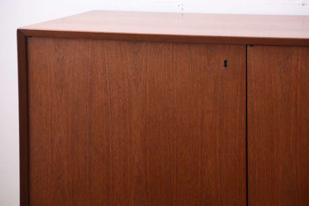 ビンテージ　北欧家具　チーク材のおしゃれな脚付きサイドボード(収納棚)