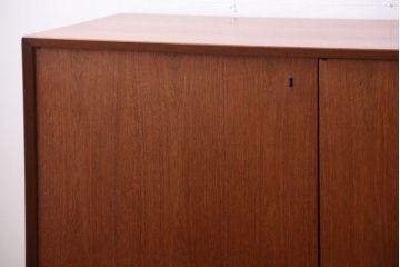 ビンテージ　北欧家具　チーク材のおしゃれな脚付きサイドボード(収納棚)