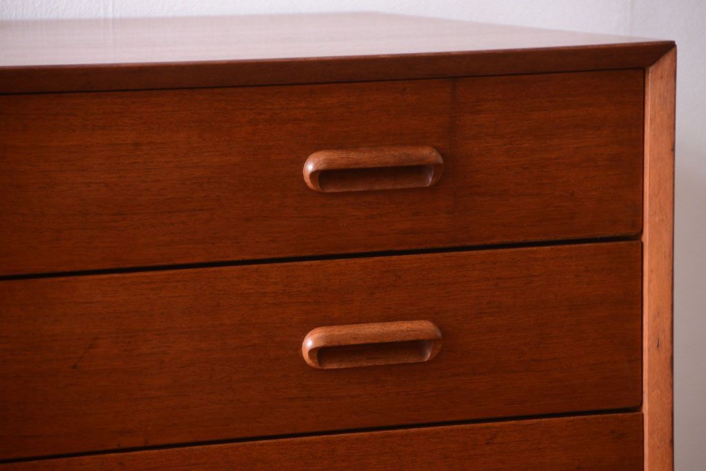 ビンテージ　北欧家具　チーク材のおしゃれな脚付きサイドボード(収納棚)