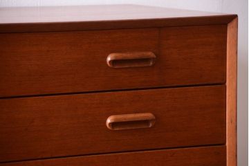 ビンテージ　北欧家具　チーク材のおしゃれな脚付きサイドボード(収納棚)