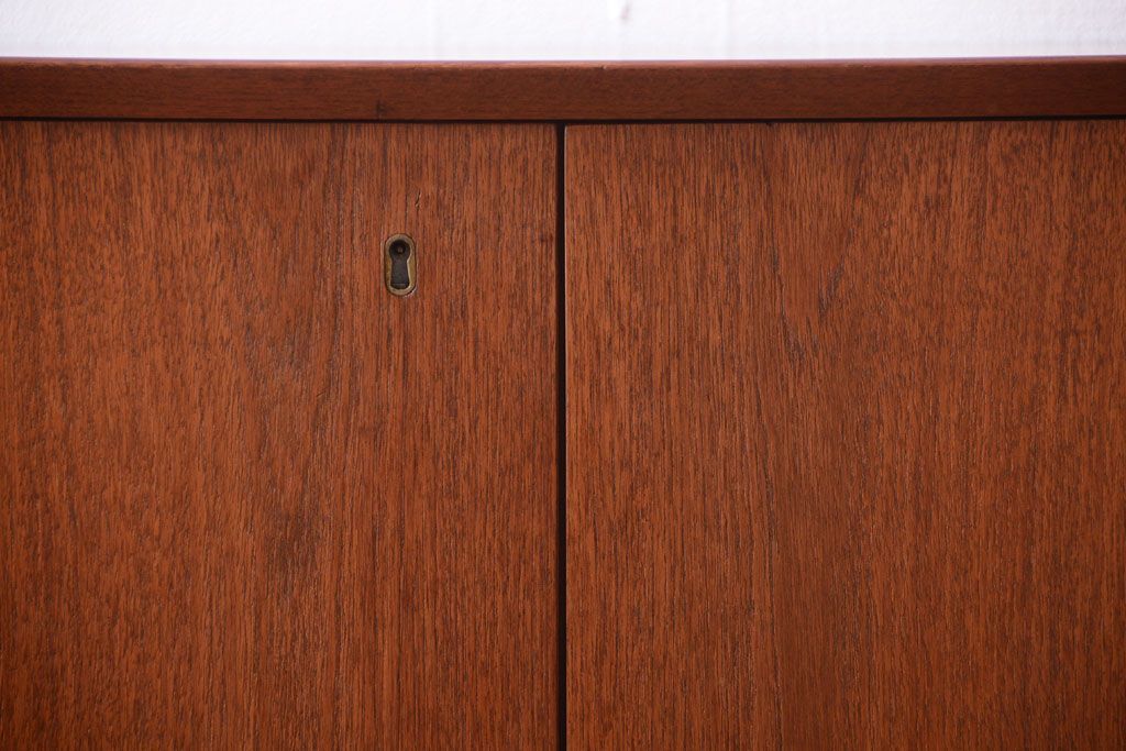 ビンテージ　北欧家具　チーク材のおしゃれな脚付きサイドボード(収納棚)