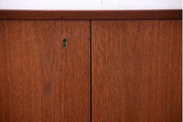 ビンテージ　北欧家具　チーク材のおしゃれな脚付きサイドボード(収納棚)