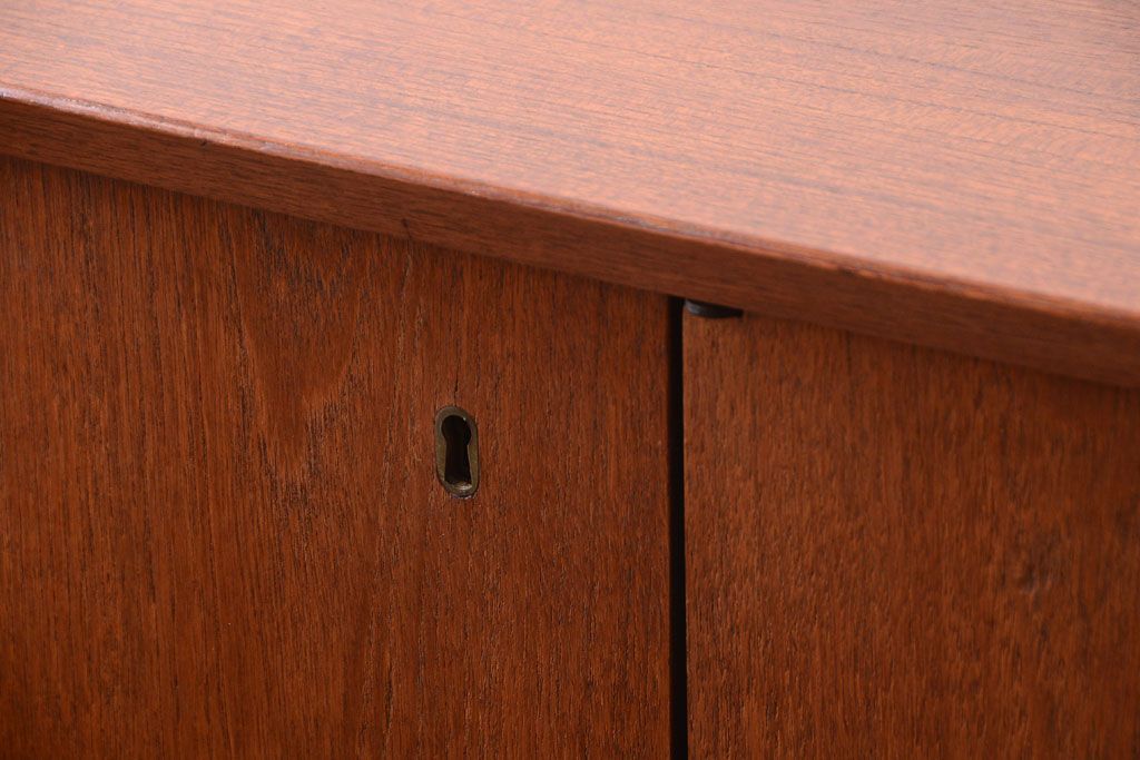 ビンテージ　北欧家具　チーク材のおしゃれな脚付きサイドボード(収納棚)