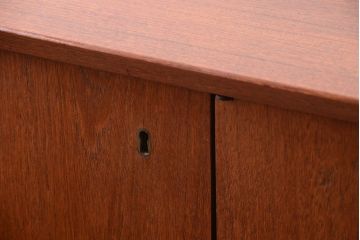 ビンテージ　北欧家具　チーク材のおしゃれな脚付きサイドボード(収納棚)