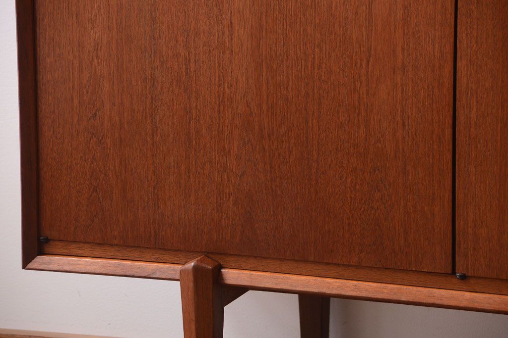 ビンテージ　北欧家具　チーク材のおしゃれな脚付きサイドボード(収納棚)