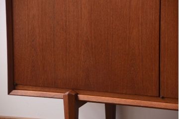 ビンテージ　北欧家具　チーク材のおしゃれな脚付きサイドボード(収納棚)