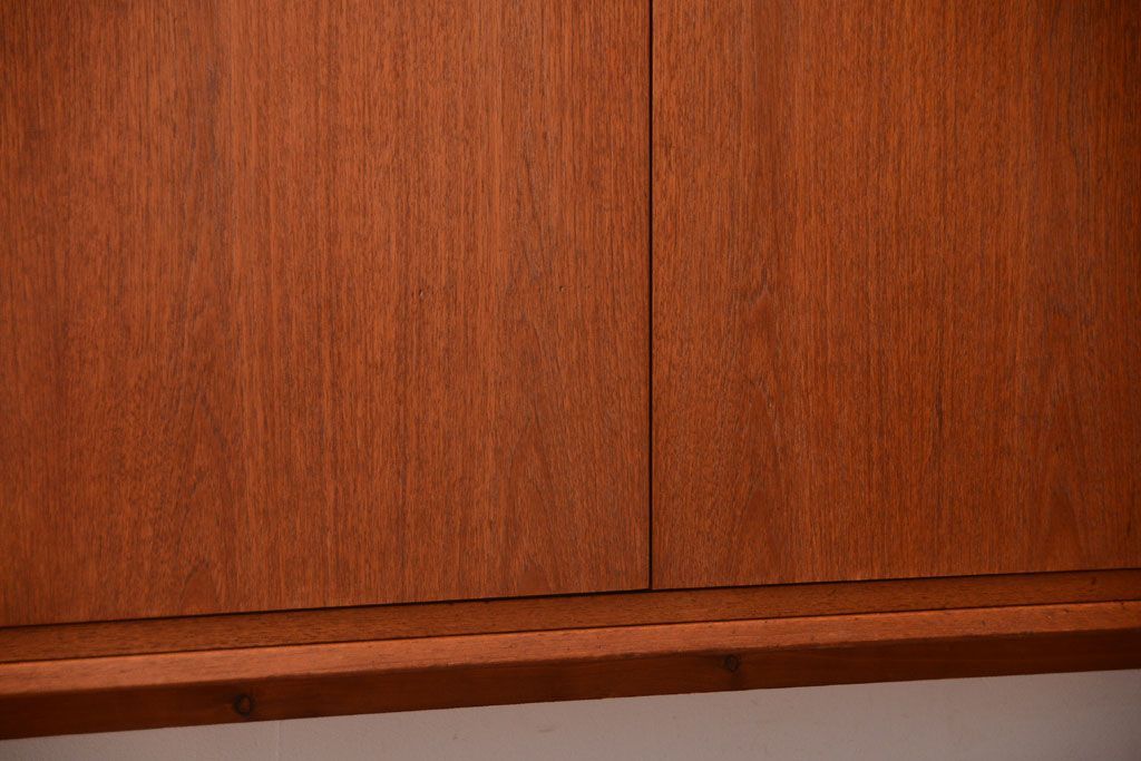 ビンテージ　北欧家具　チーク材のおしゃれな脚付きサイドボード(収納棚)