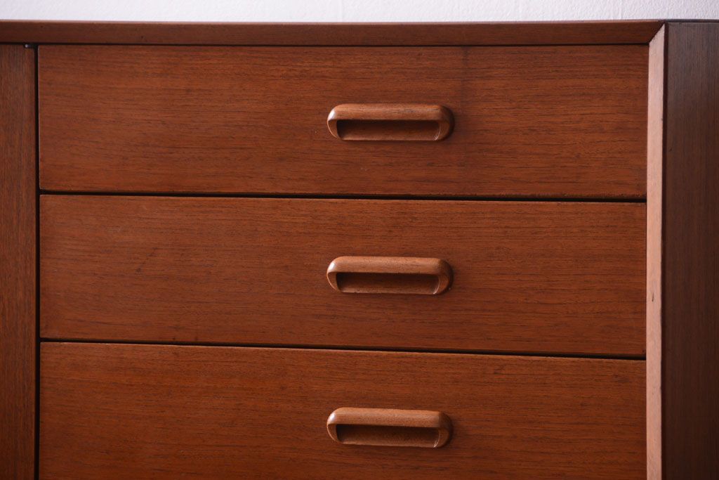 ビンテージ　北欧家具　チーク材のおしゃれな脚付きサイドボード(収納棚)