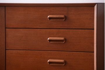 ビンテージ　北欧家具　チーク材のおしゃれな脚付きサイドボード(収納棚)