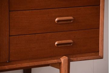 ビンテージ　北欧家具　チーク材のおしゃれな脚付きサイドボード(収納棚)