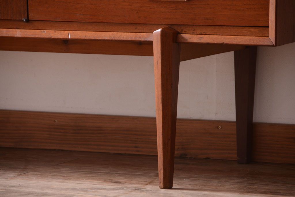 ビンテージ　北欧家具　チーク材のおしゃれな脚付きサイドボード(収納棚)