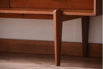 ビンテージ　北欧家具　チーク材のおしゃれな脚付きサイドボード(収納棚)