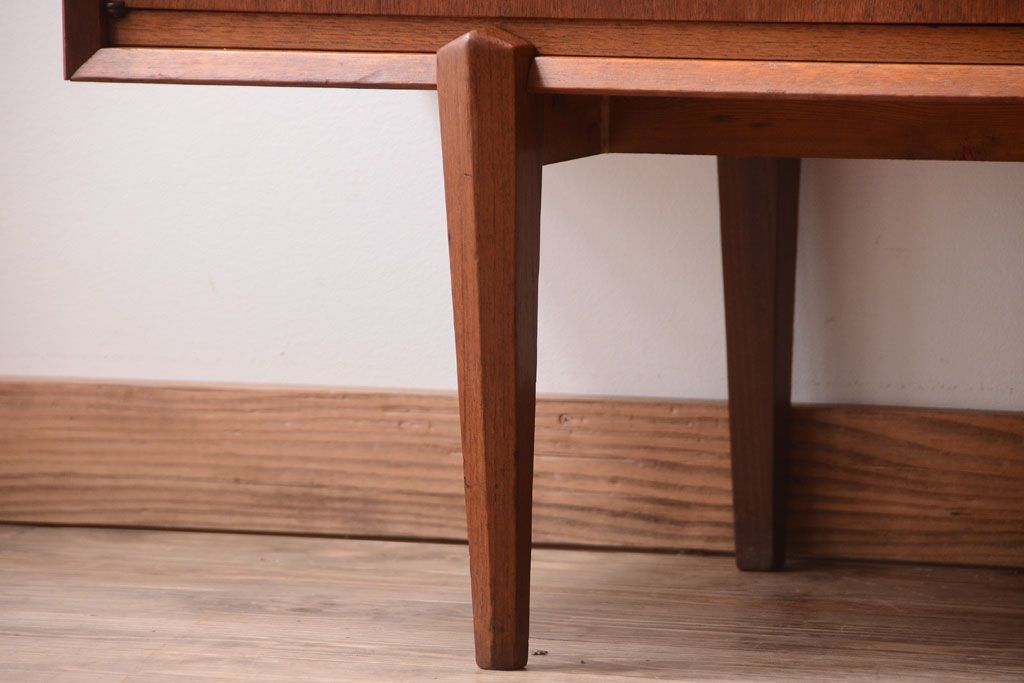 ビンテージ　北欧家具　チーク材のおしゃれな脚付きサイドボード(収納棚)