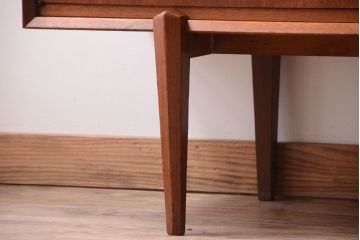 ビンテージ　北欧家具　チーク材のおしゃれな脚付きサイドボード(収納棚)