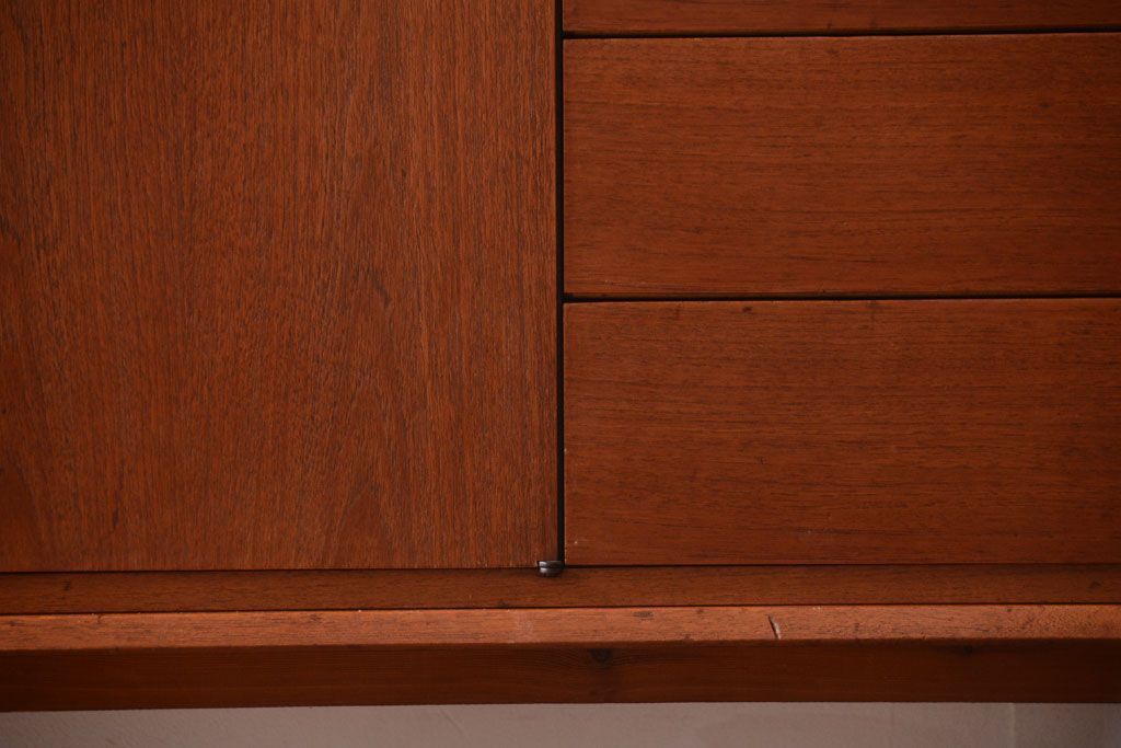 ビンテージ　北欧家具　チーク材のおしゃれな脚付きサイドボード(収納棚)