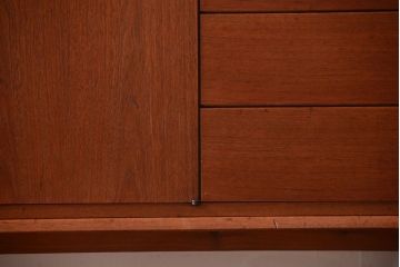 ビンテージ　北欧家具　チーク材のおしゃれな脚付きサイドボード(収納棚)