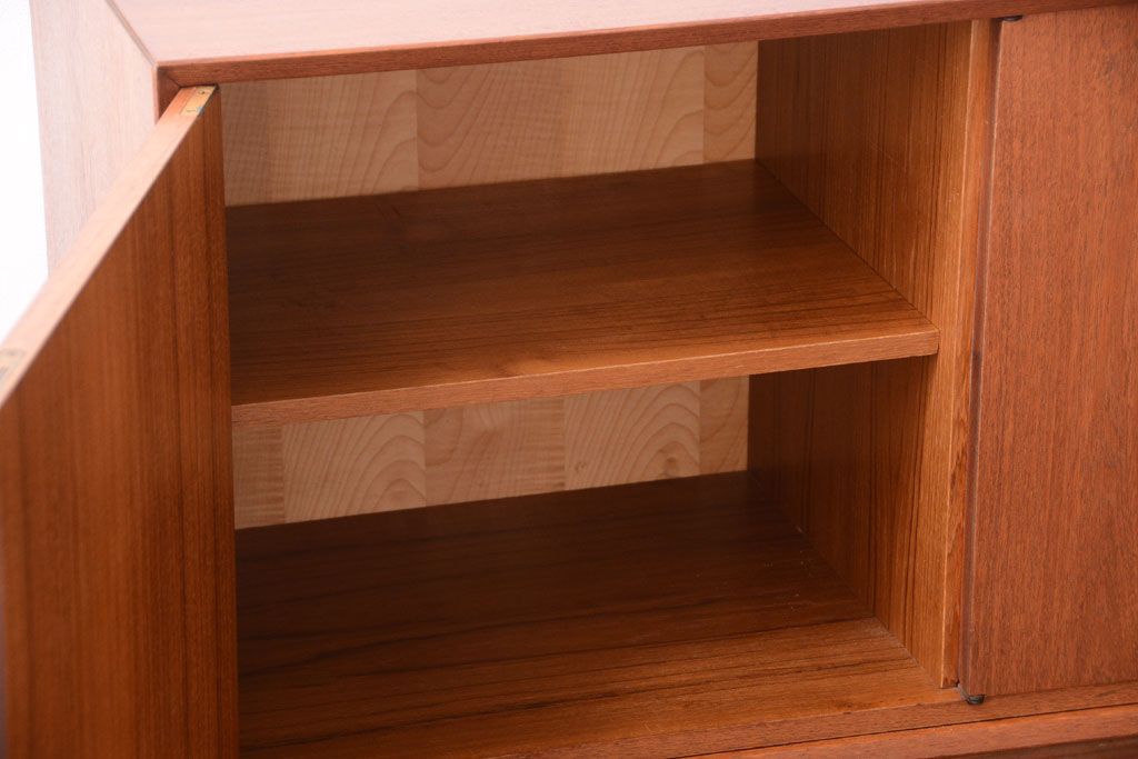 ビンテージ　北欧家具　チーク材のおしゃれな脚付きサイドボード(収納棚)