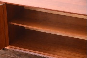 ビンテージ　北欧家具　チーク材のおしゃれな脚付きサイドボード(収納棚)