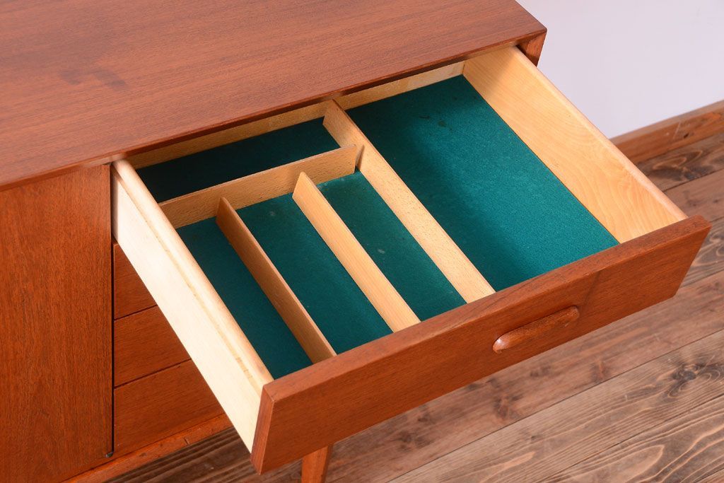 ビンテージ　北欧家具　チーク材のおしゃれな脚付きサイドボード(収納棚)