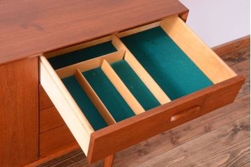 ビンテージ　北欧家具　チーク材のおしゃれな脚付きサイドボード(収納棚)