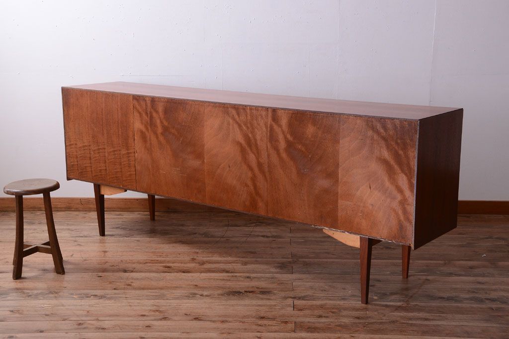 ビンテージ　北欧家具　チーク材のおしゃれな脚付きサイドボード(収納棚)