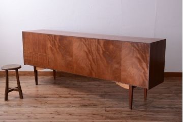 ビンテージ　北欧家具　チーク材のおしゃれな脚付きサイドボード(収納棚)