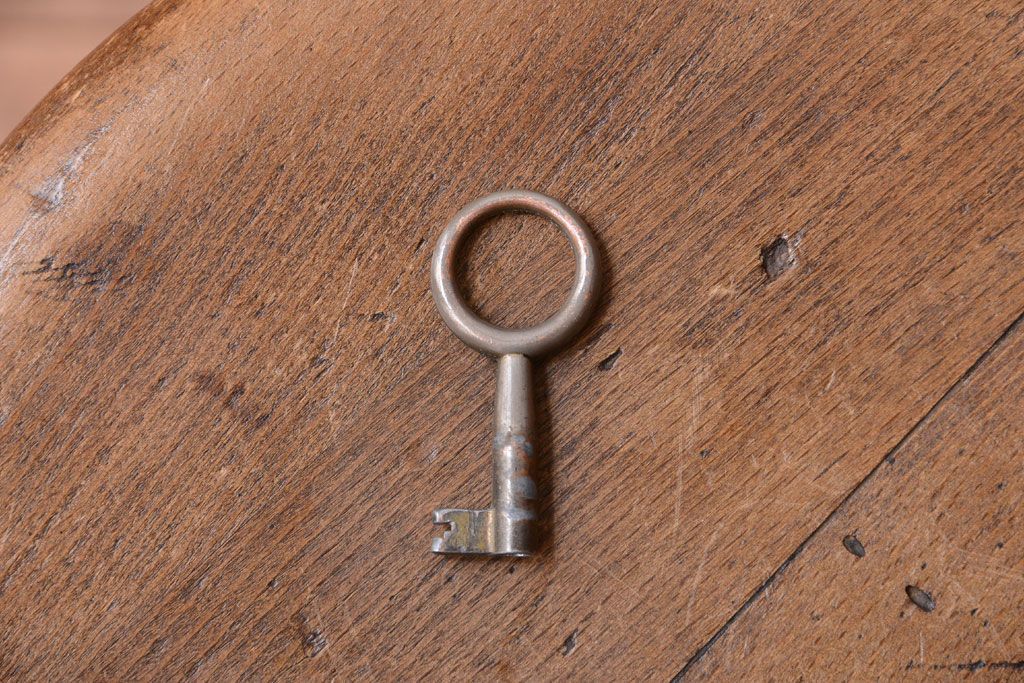 ビンテージ　北欧家具　チーク材のおしゃれな脚付きサイドボード(収納棚)