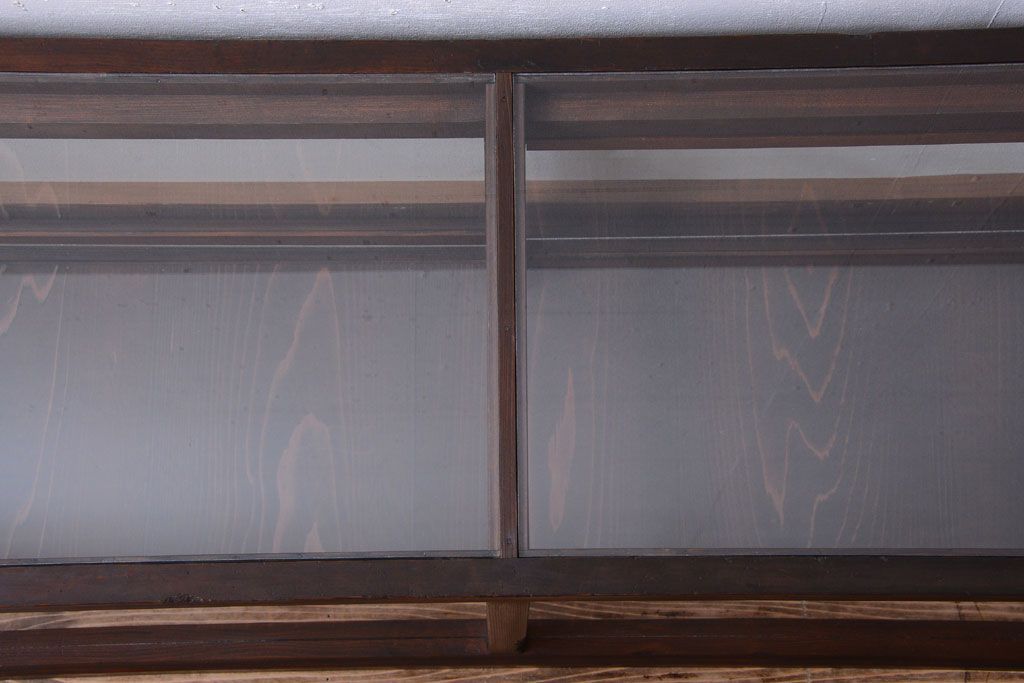 アンティーク家具　和製アンティーク　古い木製の背の低いガラスケース(ローボード)