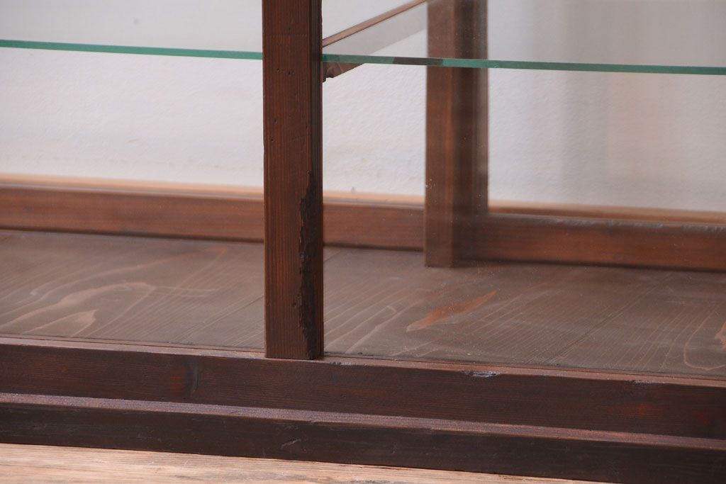 アンティーク家具　和製アンティーク　古い木製の背の低いガラスケース(ローボード)