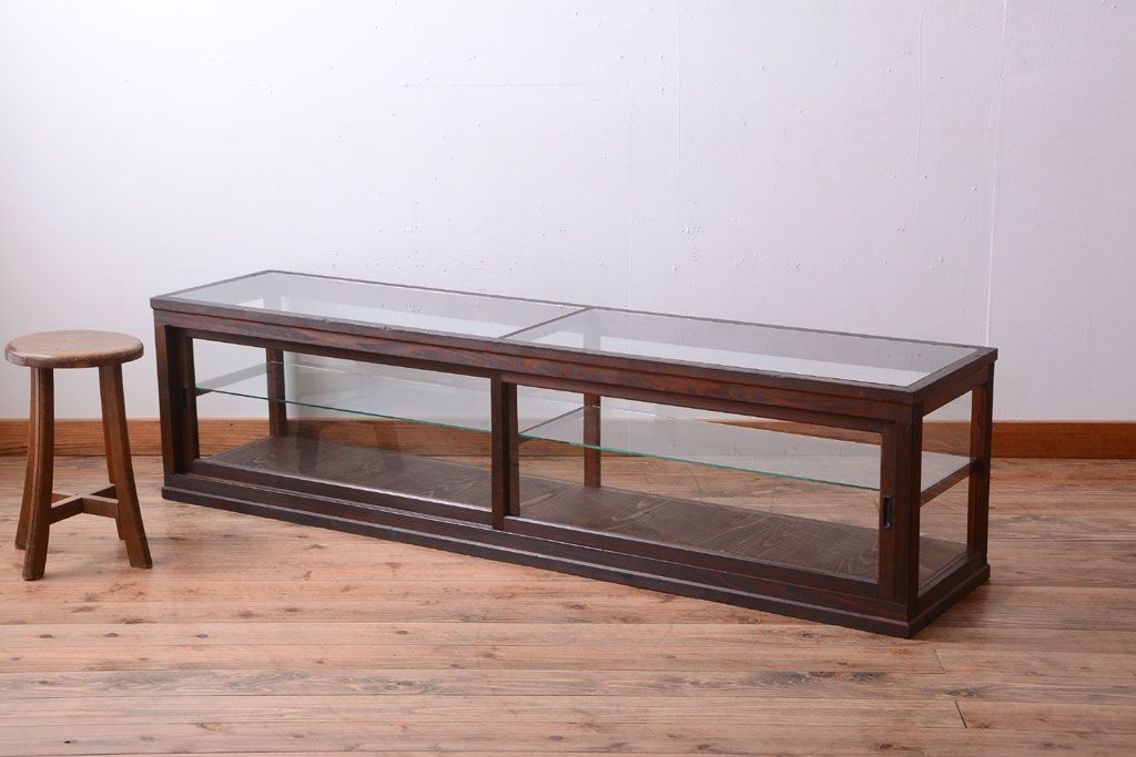 アンティーク家具　和製アンティーク　古い木製の背の低いガラスケース(ローボード)