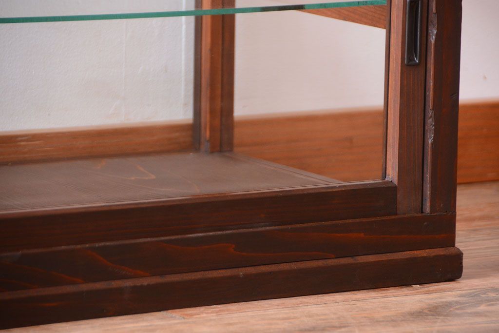 アンティーク家具　和製アンティーク　古い木製の背の低いガラスケース(ローボード)