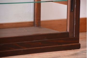 アンティーク家具　和製アンティーク　古い木製の背の低いガラスケース(ローボード)