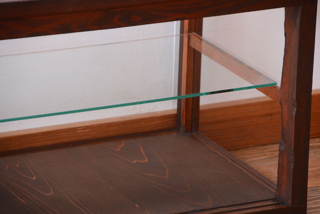 アンティーク家具　和製アンティーク　古い木製の背の低いガラスケース(ローボード)