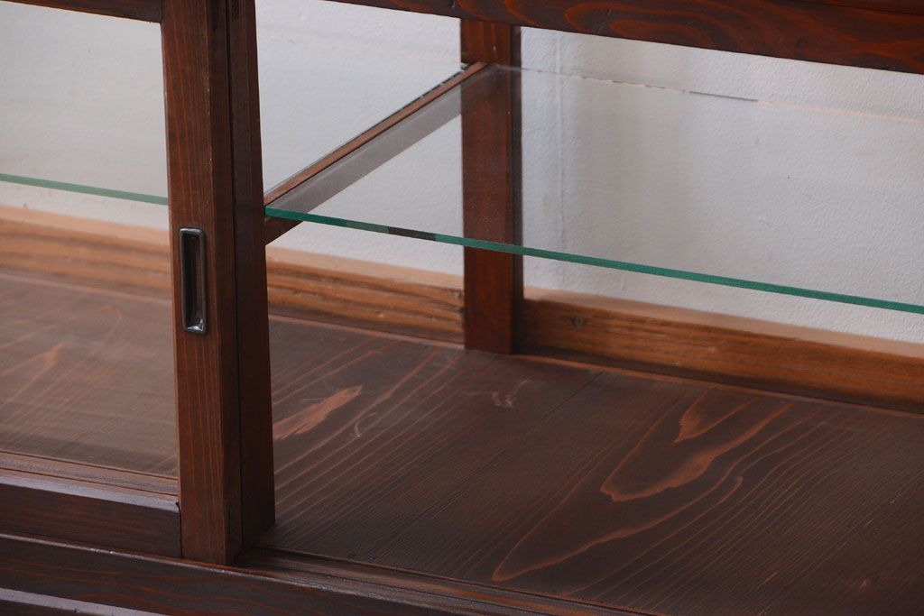 アンティーク家具　和製アンティーク　古い木製の背の低いガラスケース(ローボード)