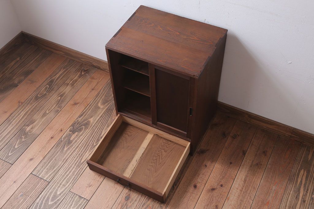 アンティーク家具　和製アンティーク　古い木製の小さな収納棚