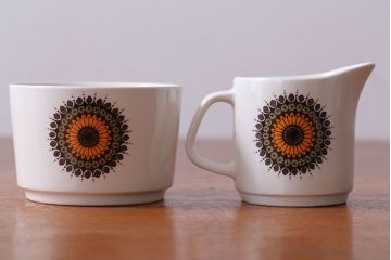 イギリスビンテージ　J&G　MEAKIN(ミーキン)　Inca(インカ)シリーズ　ミルク・シュガー・カップ&ソーサー5客セット(洋食器)
