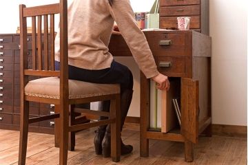 レトロ家具　和製アンティーク　古い木製のレトロな片袖机(勉強机・デスク)
