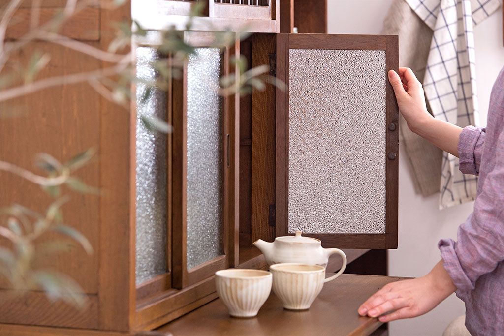 アンティーク家具　和製アンティーク　ダイヤガラス入り!作業台付き上品な古いカップボード(食器棚)