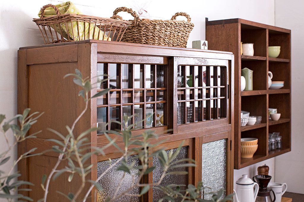 アンティーク家具　和製アンティーク　ダイヤガラス入り!作業台付き上品な古いカップボード(食器棚)