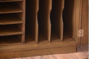 レトロ家具　昭和レトロ　シンプルな古い木の収納戸棚(書類棚・レコードケース)