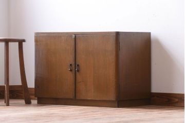レトロ家具　昭和レトロ　シンプルな古い木の収納戸棚(書類棚・レコードケース)