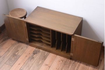 レトロ家具　昭和レトロ　シンプルな古い木の収納戸棚(書類棚・レコードケース)