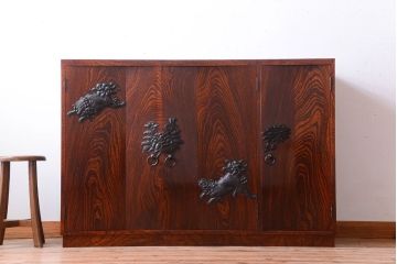 中古　工芸品　漆塗りと手打ち金具が美しいモダンな仙台箪笥