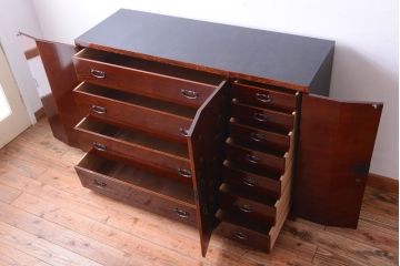 中古　工芸品　漆塗りと手打ち金具が美しいモダンな仙台箪笥