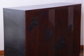 中古　工芸品　漆塗りと手打ち金具が美しいモダンな仙台箪笥