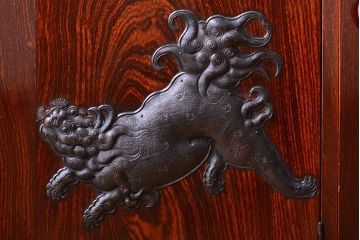 中古　工芸品　漆塗りと手打ち金具が美しいモダンな仙台箪笥