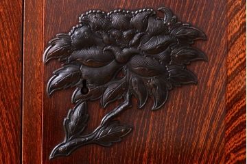 中古　工芸品　漆塗りと手打ち金具が美しいモダンな仙台箪笥